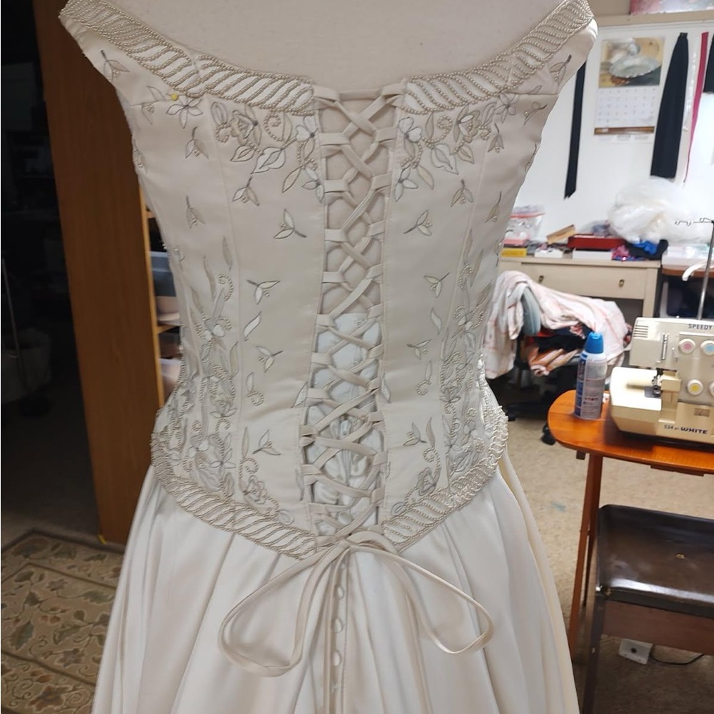 Wedding Dress - Picture 6 of 9